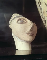 Cabeza de una niña, del Palacio de Knossos, Minoico, 1700-1400 a.C.